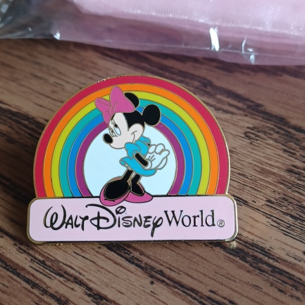 Disney 2002 Rainbow Minnie Mouse Walt Disney World trading pin